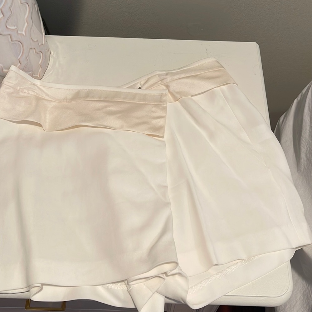 ALC a white / cream shorts